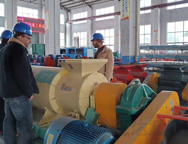 歡迎埃及客戶來通達重工參觀考察有機肥設(shè)備