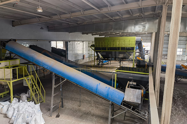 建有機肥廠解決了草原牛羊堆糞難題，牛羊糞如何進一步加工處理做成綠色有機肥料?