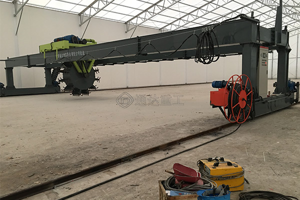 跨度25米大型污泥葉輪盤式翻堆機(jī)