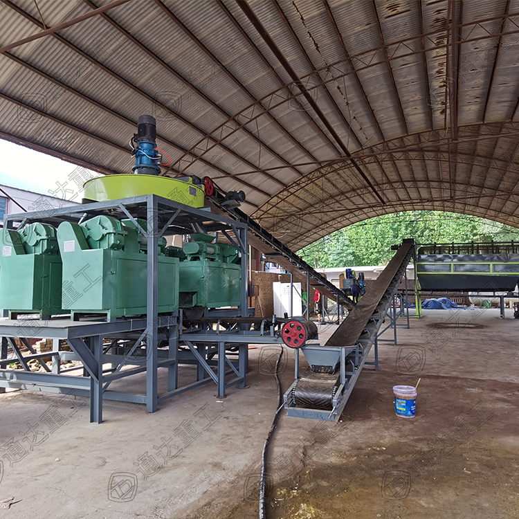 復(fù)合肥生產(chǎn)設(shè)備是一種以雞、豬、牛、羊類糞便、城市污泥等為主要原料，添加一定量氮肥、磷肥、鉀肥、硫酸鎂、硫酸亞鐵等物質(zhì)，以