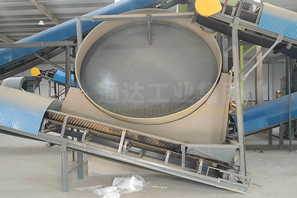 有機(jī)肥圓盤造粒機(jī)在歷史中很長一段時(shí)間內(nèi)，球形顆粒造粒的主要設(shè)備，直到新型有機(jī)肥造粒機(jī)和攪齒等的出現(xiàn)，才逐漸在肥料加工生產(chǎn)線設(shè)備中利用率降低。