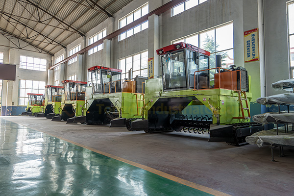 履帶式翻堆機(jī)